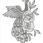 Eine detaillierte Schwarz-Weiß-Illustration eines Pfaus mit ausgebreiteten Flügeln und floralen Mustern.