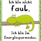 "Ich bin nicht faul, ich bin im Energiesparmodus." Illustration eines grünen Geckos auf einem Ast.