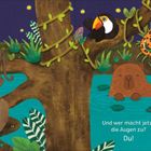 Text: "Und wer macht jetzt die Augen zu? Du!"  
Illustration: Ein Baum mit schlafenden Tieren, Mond und Sterne am Himmel.