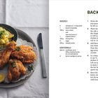 „BACKHENDL“ Rezept für vier Personen mit Zutaten und Zubereitung. Links: paniertes Hähnchen, Kartoffelsalat, Zitrone.