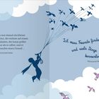 Links steht: „Es war einmal ein kleiner Prinz...“. Rechts: „Ich muss Freunde finden...“. Silhouette des Prinzen mit Vögeln in Wolken.