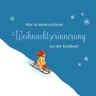„Was ist deine schönste Weihnachtserinnerung aus der Kindheit?“ Kind im Schnee auf Schlitten, sanftes Blau.