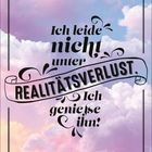 Text: "Ich leide nicht unter Realitätsverlust. Ich genieße ihn!" Der Hintergrund ist ein Himmel mit rosa und blauen Wolken.