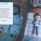 Text in einem Rahmen: "Also, mein lieber ... Alles liebe!" Illustration eines Jungen im Bett mit Spielzeug im Zimmer verteilt.