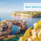 "Mein Mallorca" in blauem Text. Küste mit natürlichem Felstorbogen und ruhigem, blauem Meer mit einem Boot.