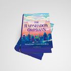 "The Rainshadow Orphans" von Naomi Ishiguro. Zwei Bücher mit einem farbenfrohen Cover zeigen eine futuristische Stadt.