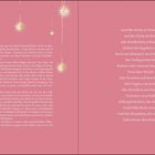 Links: Fließtext. Rechts: Gedicht beginnt mit „Auf der Erde ist Frieden...“. Rosenholzfarbener Hintergrund, Sterne, Halbmond.