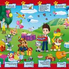 1. Wer packt gerade sein Geschenk aus?  
2. Wer kommt zu spät zur Geburtstagsfeier?  
3. Wer trägt diesen Partyhut?  
4. Die Welpen haben Musikinstrumente mitgebracht. Welche entdeckst du?  
5. Wie viele Luftballons fliegen in der Luft?  
6. Wie viele Geburtstagskerzen brennen auf dem Hundekuchen?  
Kind mit Torte, Hunde feiern im Park.