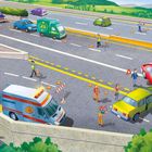 Text: Unfall auf der Autobahn. Polizei, Feuerwehr, Krankenwagen sind da. Illustration einer Unfallstelle mit Einsatzkräften.