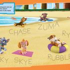 Die PAW Patrol entspannt sich am Strand. Namen im Sand: CHASE, ZUMA, RYDER, ROCKY, SKYE, RUBBLE. Bunte Strandaktivitäten.