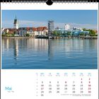 Monatskalender: Mai. Wochentage und Daten darunter. Foto: Stadtansicht mit Kirche und Wasserreflexion.