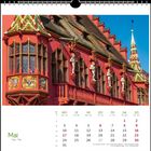 Kalenderseite für Mai, mit Foto eines roten Gebäudes mit Verzierungen und buntem Dach.