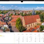 Kalenderseite für Mai. Text: "Blick auf das Schloss und die Johanniskirche in Schweigen". Ansicht einer Stadt mit Kirche.