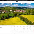 Mai. Blick über Amt Creuzburg zur Creuzburg im Wartburgkreis. Gelbes Feld, Wald, kleine Stadt im Hintergrund.