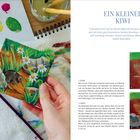 "Ein kleiner Kiwi. Fokussieren wir uns bei diesem Bild mal bewusst auf den Boden – und auf einen ganz besonderen, kleinen Bewohner: den Kiwi!" 
Daneben eine farbenfrohe Malfläche mit Pinseln, Farbmischungen und ein kleineres, detailliertes Bild eines Kiwis in einer lebendigen Landschaft.