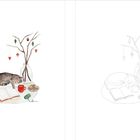 Links: eine Illustration mit einer schlafenden Katze auf einem Buch, einer Tasse, Keksen und Zweigen mit Dekorationen. Rechts: gleiche Szene ohne Farbe.