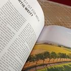 Der Text auf einer Magazinseite lautet: "WIE WEIT IST FÜR MICH RICHTIG WEIT?". Daneben ein Foto mit einer Allee und Feldern.