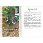 „Vergiss es nicht“ und Zitat Lukas 6,29. Links Passionsblume rankt an Mauer mit grünen Blättern.
