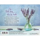 "Ich bin dir so nah. Gottes Zusagen für dich." Lavendel in einer Glaskanne vor hellblauem Hintergrund.