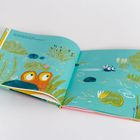 Text: „Eine Fliege flog über den Teich. Plötzlich riss das einer hinter ihr das Maul auf.“ Illustration: Teichszene mit Frosch.