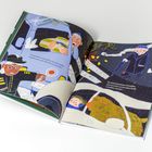 "Die Autofahrer schimpften, weil die Straßen so glatt waren, dass die Autos ausrutschten." Illustration: Ein Polizist hält den Verkehr an, Menschen in Autos und ein Hund.