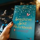 Text: "Sensitive Soul Workbook. Wie psychologische Astrologie dir deinen Seelenweg zeigt." Türkises Cover mit Schmetterling.