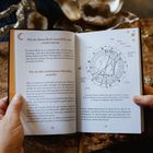 Linke Seite: Über die sinnvolle Nutzung des Buches und Erstellung eines kostenlosen Horoskops. Rechte Seite: Horoskop-Illustration.