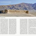 Text: "Ruinen einer aufgegebenen Siedlung... in den Ausläufern des Kopet-Dag-Gebirges." Bild: Eine Ruine in bergiger Wüstenlandschaft.