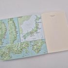 "Übersicht Japan" steht oben auf einer Karte mit Wanderwegen und geografischen Details. Rechts eine leere Seite.