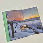 Texte: „Die Hügel...“ und „Als Arktis...“. Eine Schneelandschaft im Sonnenuntergang mit einem Fluss und kahlen Bäumen.