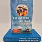 Oben: "KATRIN LINKE, KARSTEN BRENSING, KURSWECHSEL INS BLAUE". Darunter: "Eine Familie auf großem Segelabenteuer".