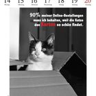 Eine Katze schaut aus einem Karton. Oben steht: "90% meiner Online-Bestellungen muss ich behalten, weil die Katze den Karton so schön findet."