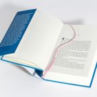 Auf blauem Einband stehen mehrere Textzeilen. Auch Innenseite mit Prosa und rosa Leseband. Buch in Blau und Weiß.