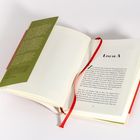 Zwei Buchseiten. Links Umschlag mit Text. Rechts Überschrift "LINEAR A", unten Seite 31. Rotes Leseband hängt heraus.