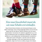 "Eine neue Gewohnheit musst du wie neue Schuhe erst einlaufen." Darunter tragen zwei Personen verschiedene Socken und Schuhe.