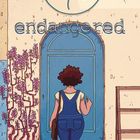 Text: "endangered". Eine Person steht vor einer großen, blauen Tür. Links wächst eine Pflanze, rechts ist ein Regal.