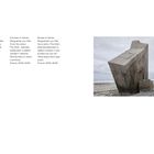 Bunker in Sainte-Marguerite-sur-Mer, 2016–2018, Frankreich. Ein schräg stehender Bunker am Kieselstrand vor einer Klippe.