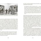 Text 1: "In dem kurzen Dokumentarfeature Inside Jeff Koons’ Studio für CNN empfängt der Künstler 2011 den Reporter..."

Text 2: "I have a staff about 150 people at the studio, and some people are working on paintings..."

Eine Person steht in einem Atelier, umgeben von Gemälden.