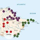 Karte von Madeira mit nummerierten Punkten, Orten wie Funchal, Machico und Santa Cruz. Atlantischer Ozean markiert.