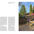 Anlage. Mit ein wenig Elan und ausreichend helfenden Händen ist praktisch jeder Ausführungsschritt auch mit Handwerkzeugen leistbar. Ein blühender Garten mit Schubkarre voller Kies.