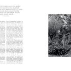 „Die Qualität eines Gartens wird durch die Anzahl der Blüten bestimmt...“ Links: Text über Peter Jankes Gärten, rechts: Foto eines Mannes in einem üppigen Garten mit Bäumen und Sträuchern.