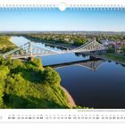 Text: "Das Blaue Wunder in Dresden. Mai 01 02 03 04 05 06 07..." 
Beschreibung: Eine Brücke über einem Fluss in grüner Landschaft.