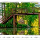 Kalendertext "Raduscher Hafendüker", Monat "Mai", zeigt eine hölzerne Brücke über einem klaren Fluss in einem grünen Wald.