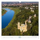 "05 Die Dresdner Elbschlösser über der Elbe." Eine Luftaufnahme von Schlössern, umgeben von Bäumen an einem Fluss.