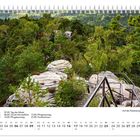Mai-Kalender mit Feiertagen; Aussicht von der Felsenburg Neurathen: Felsen, Geländer, umgeben von dichtem Wald.