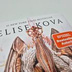 Text: "#1 New York Times-Bestseller. Elise Kova. SPIEGEL Bestseller-Autorin." Illustration eines Drachens.