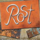 „STEP BY STEP | Metall und Rost“, großes Wort „Rost“ in metallischer Schrift auf rostigem Hintergrund.