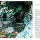 Texte: "Einleitung", "Altes Land". Szene: Person schwimmt in einer felsigen Höhle mit klarem Wasser.