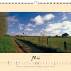 Kalenderblatt für Mai, zeigt Wochentage und Feiertage. Landschaft mit Weg, Wiese, Zaun und Leuchtturm unter blauem Himmel.
