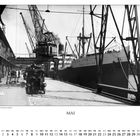 "Güterumschlag am Hufenkai", "PORT ADELAIDE", "MAI". Schiff am Kai, Kräne, Autos, Arbeiter und ein Kalender unten.